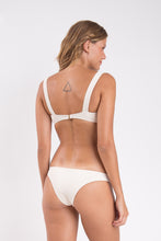 Laden Sie das Bild in den Galerie-Viewer, Model Back: Rio De Sol Ensemble Set Malibu-Natural Amelia Essential