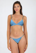 Laden Sie das Bild in den Galerie-Viewer, Model Front: Rio De Sol Haut Top Shimmer-Baltic-Sea Tri-Fixo
