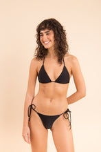 Laden Sie das Bild in den Galerie-Viewer, Model Front: Rio De Sol Bas Bottom Shimmer-Black Cheeky-Tie