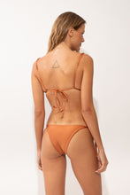 Carica l'immagine nel visualizzatore di Gallery, Model Back: Rio De Sol Bas Bottom Shimmer-Nocciola Lacinho