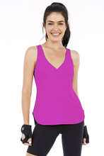 Charger l'image dans la galerie, Model Front: Alto Giro Fitness Haut Regata Skin Fit Alongada Gola V Pink Orchid