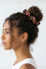 Laden Sie das Bild in den Galerie-Viewer, Model Front: Rio De Sol Chouchou Fiore Scrunchie