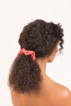 Carica l'immagine nel visualizzatore di Gallery, Model Front: Rio De Sol Chouchou Malibu-Nina Scrunchie