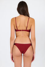 Laden Sie das Bild in den Galerie-Viewer, Model Back: Rio De Sol Ensemble Set Shimmer-Divino Bandeau-Knot Essential