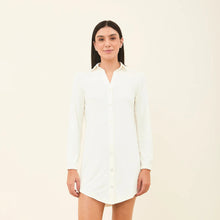 Laden Sie das Bild in den Galerie-Viewer, Model Front: Uv Line Chemise Shirtdress Copenhagen Fem Off White Upf50+