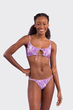 Laden Sie das Bild in den Galerie-Viewer, Model Front: Rio De Sol Ensemble Set Trail-Purple Tank-Tie Ipanema
