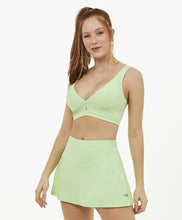 Laden Sie das Bild in den Galerie-Viewer, Model Front: Alto Giro Fitness Haut Top Bodytex Regata Verde Joy