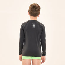 Laden Sie das Bild in den Galerie-Viewer, Model Back: Uv Line T-Shirt Acqua Qr Code Preto Upf50+