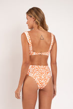 Laden Sie das Bild in den Galerie-Viewer, Model Back: Rio De Sol Bas Bottom Sahari Hotpants