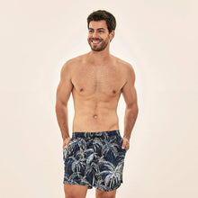 Laden Sie das Bild in den Galerie-Viewer, Model Front: Uv Line Short De Bain Short Acqua Coqueiros Marinho Upf50+