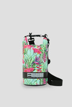 Laden Sie das Bild in den Galerie-Viewer, Model Front: Feelfree Sac De Plage Dry Tube 1,5L Tropical Harmony Mint