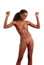 Laden Sie das Bild in den Galerie-Viewer, Image 04: Rio De Sol Ensemble Set Shimmer-Copper Bandeau-Joy Nice-Fio