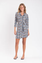 Laden Sie das Bild in den Galerie-Viewer, Model Front: Rio De Sol Chemise Ikat Chemise