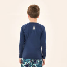 Carica l'immagine nel visualizzatore di Gallery, Model Back: Uv Line T-Shirt Acqua Qr Code Marinho Upf50+