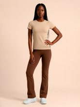 Laden Sie das Bild in den Galerie-Viewer, Model Front: Uv Line T-Shirt T-Shirt Fem New Fit Fem Sand Upf50+