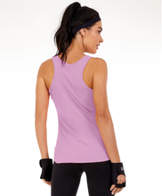 Carica l'immagine nel visualizzatore di Gallery, Model Back: Alto Giro Fitness Haut Regata Skin Fit Alongada Gola V Rosa Soft