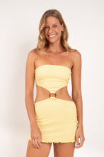 Laden Sie das Bild in den Galerie-Viewer, Model Front: Rio De Sol Mini Dress Drift-Butterglow Lulu Dress