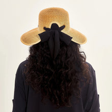 Laden Sie das Bild in den Galerie-Viewer, Model Back: Uv Line Chapeau Souple/Capeline Hat Santorini Imp Fem Wheat Upf50+