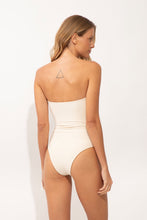 Laden Sie das Bild in den Galerie-Viewer, Model Back: Rio De Sol Une Pièce Malibu-Natural Sara-Op