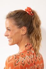 Laden Sie das Bild in den Galerie-Viewer, Model Front: Rio De Sol Chouchou Maracai Scrunchie