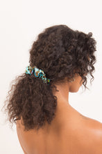 Laden Sie das Bild in den Galerie-Viewer, Model Front: Rio De Sol Chouchou Morumbi Scrunchie