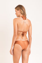 Laden Sie das Bild in den Galerie-Viewer, Model Back: Rio De Sol Ensemble Set Nocciola Mel