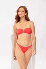 Laden Sie das Bild in den Galerie-Viewer, Model Front: Rio De Sol Bas Bottom Cali-Flamingo Leblon