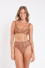 Laden Sie das Bild in den Galerie-Viewer, Model Front: Rio De Sol Bas Bottom Bouquet Hotpants