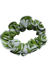 Laden Sie das Bild in den Galerie-Viewer, Product Front: Rio De Sol Chouchou Palms Scrunchie