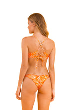 Laden Sie das Bild in den Galerie-Viewer, Model Back: Rio De Sol Ensemble Set Trail-Orange Tank-Tie Ipanema