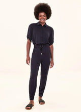 Laden Sie das Bild in den Galerie-Viewer, Model Front: Uv Line Pantalon De Plage Pants Fem Basic Black Upf50+