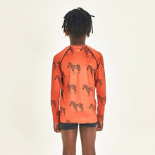 Laden Sie das Bild in den Galerie-Viewer, Model Back: Uv Line T-Shirt Longsleeve Acqua Zebra Inf Upf50+