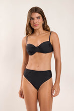 Laden Sie das Bild in den Galerie-Viewer, Model Front: Rio De Sol Ensemble Set Nero Vickie Amy