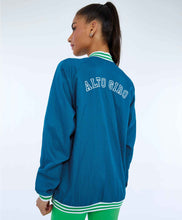 Laden Sie das Bild in den Galerie-Viewer, Model Back: Alto Giro Fitness Haut Jaqueta Aerofit Bomber Com Punhos Verde Deep Lagon