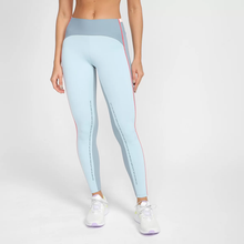 Laden Sie das Bild in den Galerie-Viewer, Model Front: Alto Giro Fitness Bas Legging Blackout Bio Recortes Cinza Lead