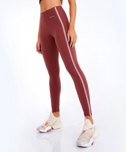 Carica l'immagine nel visualizzatore di Gallery, Model Front: Alto Giro Fitness Bas Legging Bodytex Ii Com Laser E Fusao Marrom Mahogany