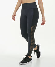 Charger l'image dans la galerie, Model Front: Alto Giro Fitness Bas Legging Hyper Bordado Lateral Preto