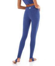 Laden Sie das Bild in den Galerie-Viewer, Model Back: Alto Giro Fitness Bas Legging Staff Com Tule E Silk Azul Movement