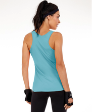 Carica l'immagine nel visualizzatore di Gallery, Model Back: Alto Giro Fitness Haut Regata Skin Fit Alongada Gola V Azul Waters