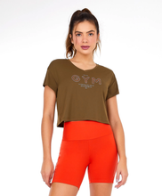 Laden Sie das Bild in den Galerie-Viewer, Model Front: Alto Giro Fitness Haut T-Shirt Cropped Skin Fit Gym Verde Olive