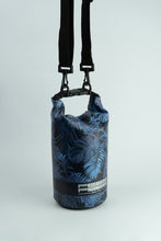 Laden Sie das Bild in den Galerie-Viewer, Model Back: Feelfree Sac De Plage Dry Tube 1,5L Tropical Mid Night Blue