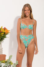 Laden Sie das Bild in den Galerie-Viewer, Model Front: Rio De Sol Bas Bottom Botanic Hotpant-Cos