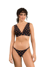 Laden Sie das Bild in den Galerie-Viewer, Model Front: Rio De Sol Bas Bottom Cashew Leblon