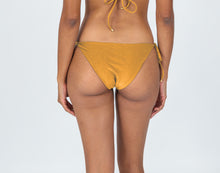 Laden Sie das Bild in den Galerie-Viewer, Model Back: Rio De Sol Bas Bottom Damasco Ibiza-Comfy
