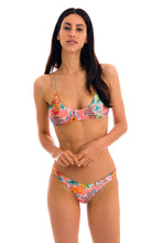 Laden Sie das Bild in den Galerie-Viewer, Model Front: Rio De Sol Bas Bottom Frutti Essential