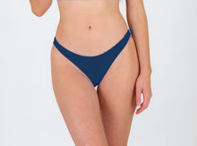 Carica l'immagine nel visualizzatore di Gallery, Model Front: Rio De Sol Bas Bottom Navy Essential-Comfy
