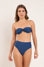 Laden Sie das Bild in den Galerie-Viewer, Model Front: Rio De Sol Bas Bottom Navy Hotpants