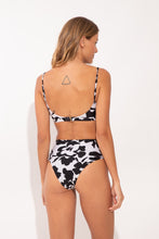 Laden Sie das Bild in den Galerie-Viewer, Model Back: Rio De Sol Bas Bottom Poppy Hotpants