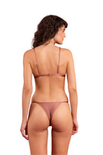 Laden Sie das Bild in den Galerie-Viewer, Model Back: Rio De Sol Bas Bottom Shimmer-Copper California