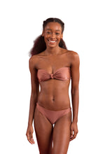 Laden Sie das Bild in den Galerie-Viewer, Model Front: Rio De Sol Bas Bottom Shimmer-Copper Essential